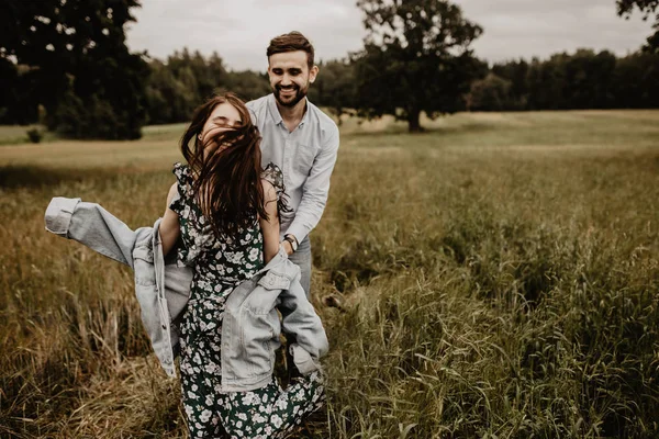 Plan Extérieur Jeune Couple Marchant Main Dans Main Dans Prairie — Photo