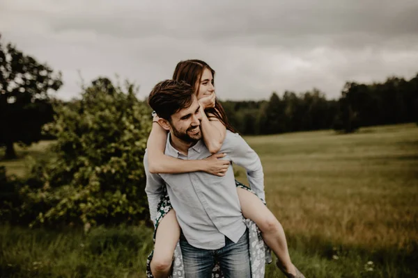 Yürüyüş ve yeşil alanına sarılma aşık genç çift portresi