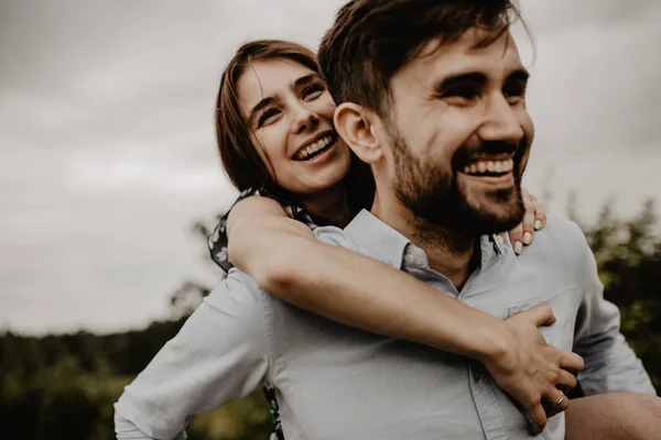 Retrato Pareja Joven Enamorada Caminando Abrazándose Campo Verde —  Fotos de Stock