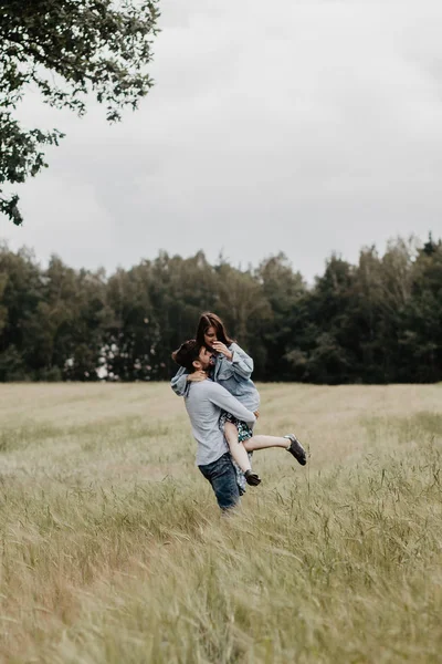 Portrait Jeune Couple Amoureux Marchant Câlinant Dans Champ Vert — Photo