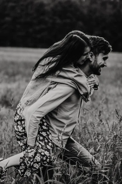 Jong Koppel Liefde Lopen Knuffelen Weide Zwart Wit Foto — Stockfoto