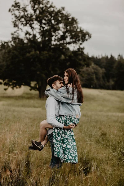 Potret Pasangan Muda Yang Jatuh Cinta Berjalan Dan Berpelukan Lapangan — Stok Foto