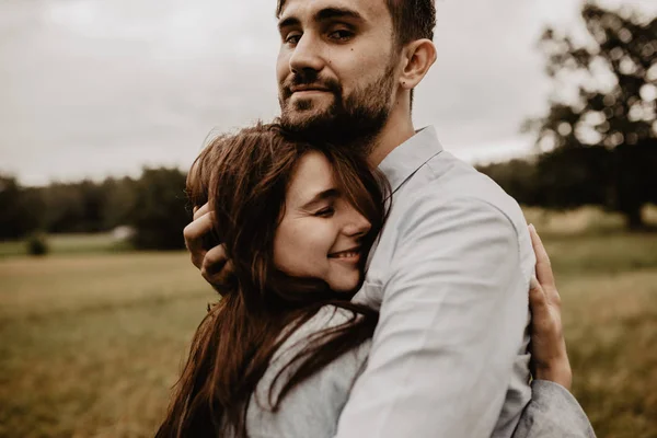 Portrait Young Couple Love Walking Hugging Green Field — Stock Photo, Image