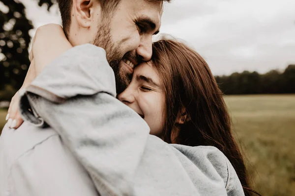 Portrait Young Couple Love Walking Hugging Green Field — Stock Photo, Image
