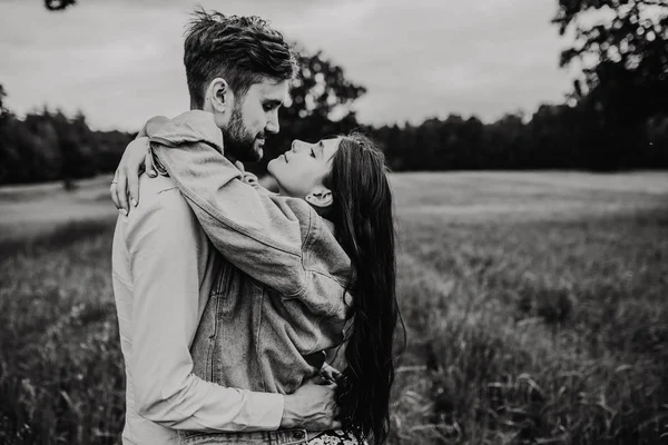 Jeune Couple Amoureux Marchant Embrassant Dans Prairie Photo Noir Blanc — Photo