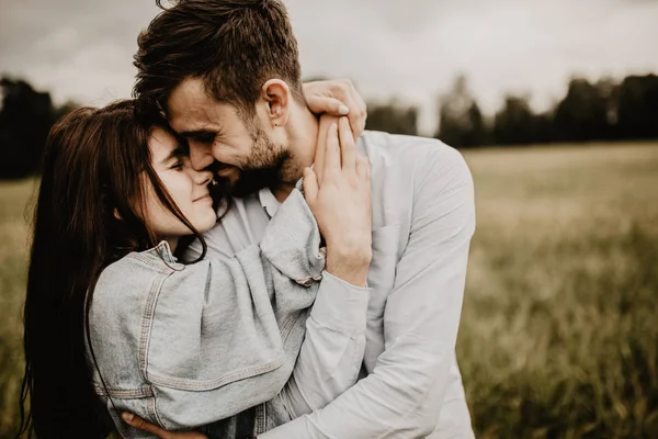 Portrait Young Couple Love Walking Hugging Green Field — Stock Photo, Image