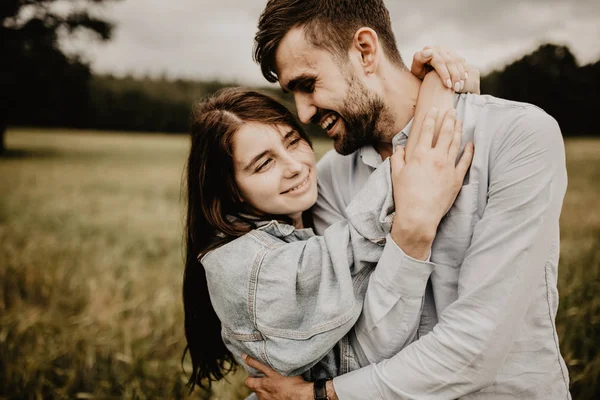 Portrait Jeune Couple Amoureux Marchant Câlinant Dans Champ Vert — Photo