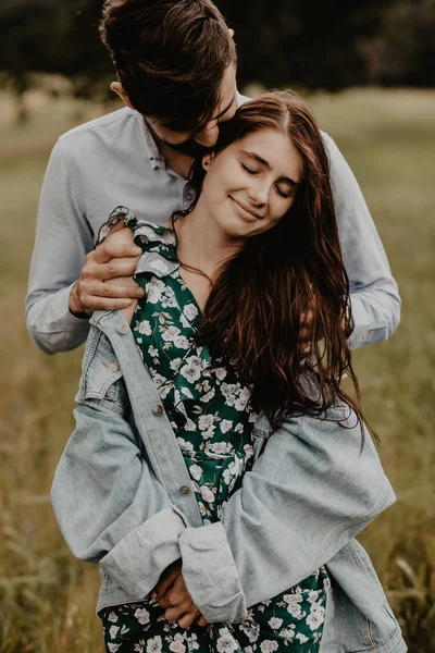 Retrato Jovem Casal Apaixonado Caminhando Abraçando Campo Verde — Fotografia de Stock