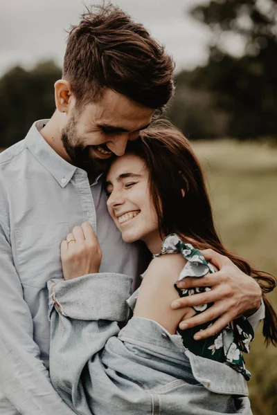 Portrait Young Couple Love Walking Hugging Green Field — Stock Photo, Image