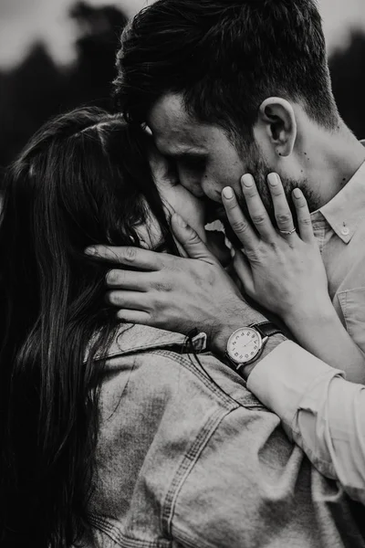 Jeune Couple Amoureux Marchant Embrassant Dans Prairie Photo Noir Blanc — Photo