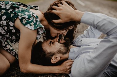 Yeşil alanına sarılma aşık genç çift portresi