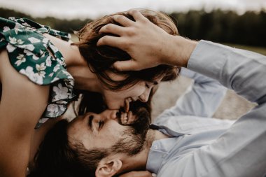 Yeşil alanına sarılma aşık genç çift portresi