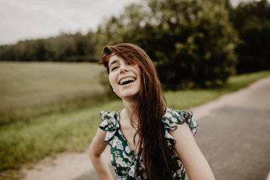 Yürüyüş ve yeşil alana poz genç kadın portresi