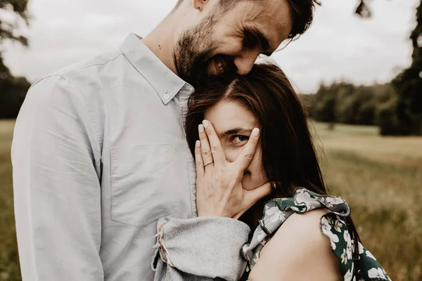 Retrato Pareja Joven Enamorada Caminando Abrazándose Campo Verde —  Fotos de Stock