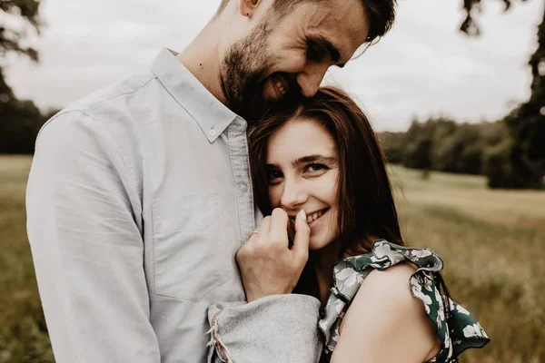 Portrait Young Couple Love Walking Hugging Green Field — Stock Photo, Image