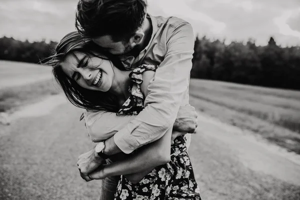 Pareja Joven Enamorada Caminando Abrazándose Prado Foto Blanco Negro — Foto de Stock