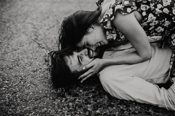 Jeune Couple Amoureux Marchant Embrassant Dans Prairie Photo Noir Blanc — Photo