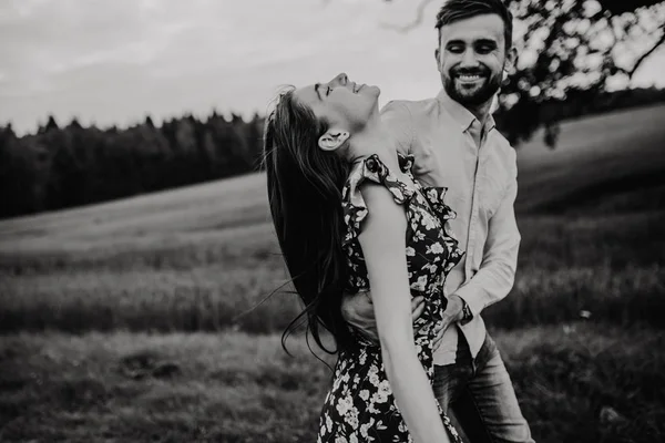 Jeune Couple Amoureux Marchant Embrassant Dans Prairie Photo Noir Blanc — Photo