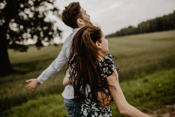 Portrait Young Couple Love Hugging Green Field — Stock Photo, Image