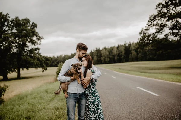 Retrato Jovem Casal Apaixonado Abraçando Com Cão Campo Verde — Fotografia de Stock