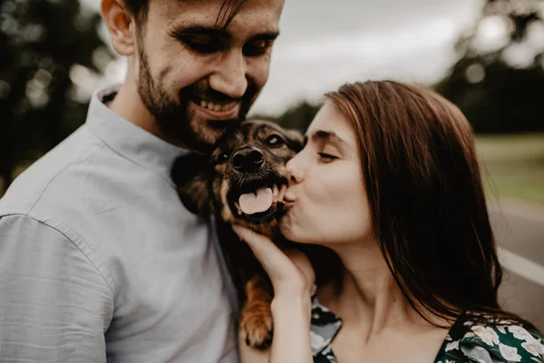 Retrato Jovem Casal Apaixonado Abraçando Com Cão Campo Verde — Fotografia de Stock