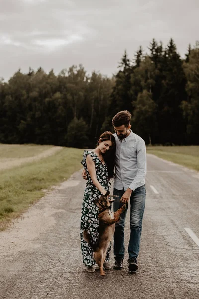 Retrato Jovem Casal Apaixonado Abraçando Com Cão Campo Verde — Fotografia de Stock