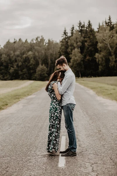 Portrait Young Couple Love Hugging Green Field — Stock Photo, Image