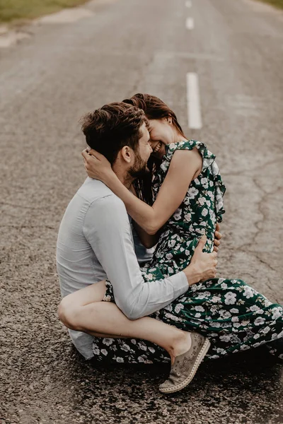 Portret Van Een Jong Koppel Verliefd Knuffelen Het Groene Veld — Stockfoto