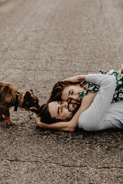 Πορτρέτο Του Νεαρό Ζευγάρι Στην Αγάπη Αγκάλιασμα Σκύλο Στο Πράσινο — Φωτογραφία Αρχείου