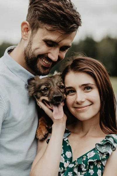 Retrato Jovem Casal Apaixonado Abraçando Com Cão Campo Verde — Fotografia de Stock