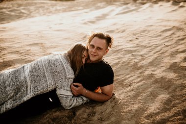 aşık mutlu çift sahilde iyi vakit geçirmek ve hoşlanıyoruz