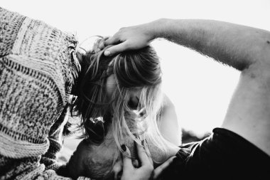 aşık mutlu çift sahilde iyi vakit geçirmek ve hoşlanıyoruz