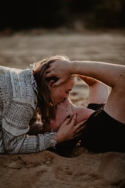 Kumsalda öpüşme genç, mutlu çift 