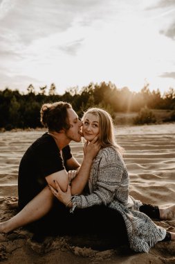 aşık mutlu çift sahilde iyi vakit geçirmek ve hoşlanıyoruz