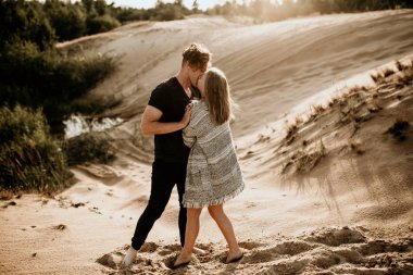 aşık mutlu çift sahilde iyi vakit geçirmek ve hoşlanıyoruz