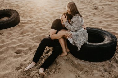 aşık mutlu çift sahilde iyi vakit geçirmek ve hoşlanıyoruz