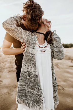 aşık mutlu çift sahilde iyi vakit geçirmek ve hoşlanıyoruz