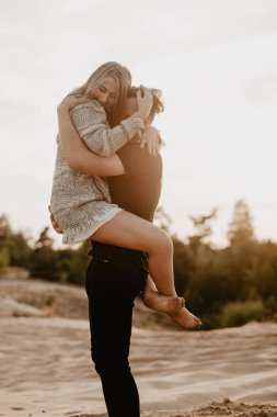 aşık mutlu çift sahilde iyi vakit geçirmek ve hoşlanıyoruz