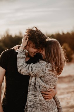 aşık mutlu çift sahilde iyi vakit geçirmek ve hoşlanıyoruz