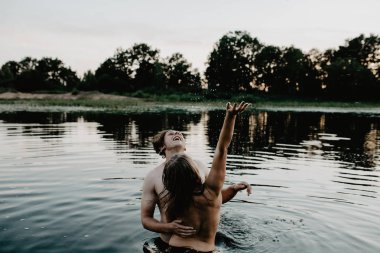 Genç çift göle sarılma