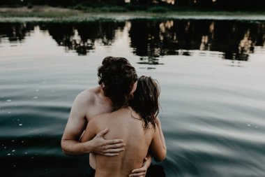 Genç çift göle sarılma