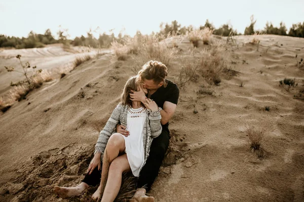 Muda Pasangan Bahagia Berciuman Pantai — Stok Foto