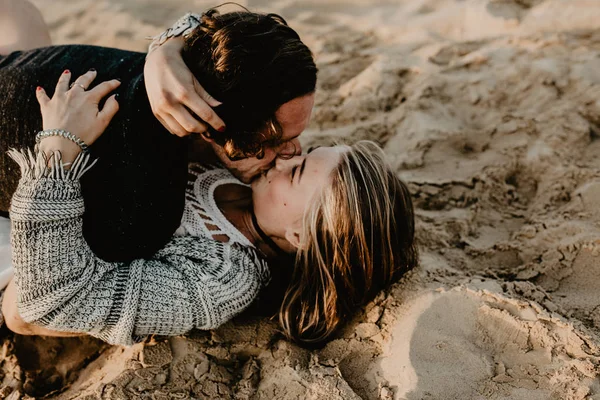 Jovem Feliz Casal Beijando Praia — Fotografia de Stock