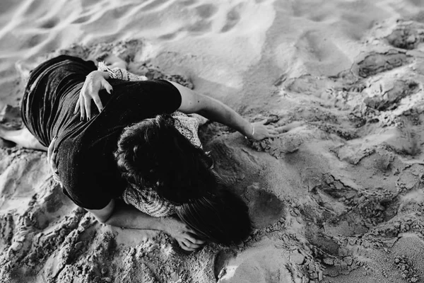 愛の幸せなカップルがビーチで楽しい時間を過ごすし お互いに楽しむ — ストック写真
