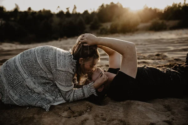 Jeune Couple Heureux Embrassant Sur Plage — Photo