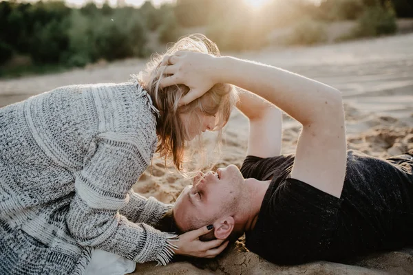 Young Happy Couple Kissing Beach — Stock Photo, Image