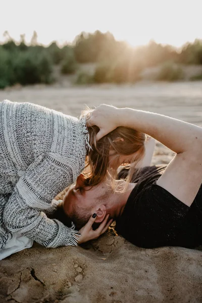Junges Glückliches Paar Küsst Sich Strand — Stockfoto