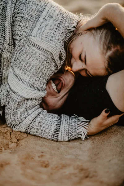 Jonge Gelukkige Paar Zoenen Het Strand — Stockfoto