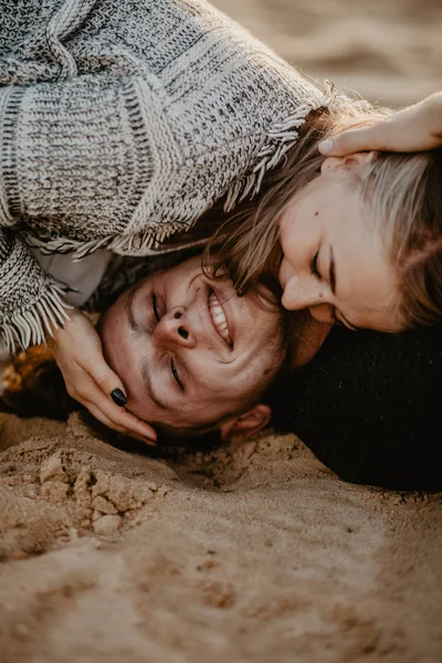 Jonge Gelukkige Paar Zoenen Het Strand — Stockfoto