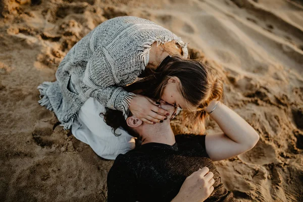 Jovem Feliz Casal Beijando Praia — Fotografia de Stock